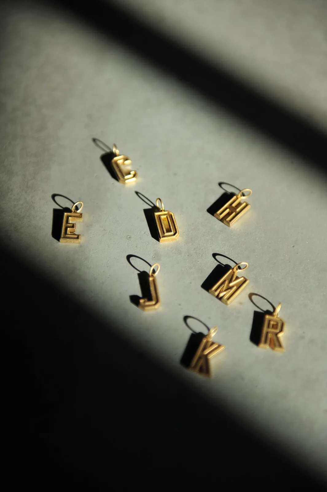 Letter Anhänger in gold