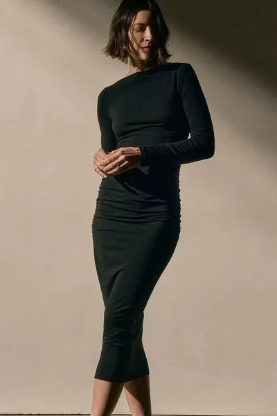 James Perse Kleid Ruched Long Sleeve Dress in Black