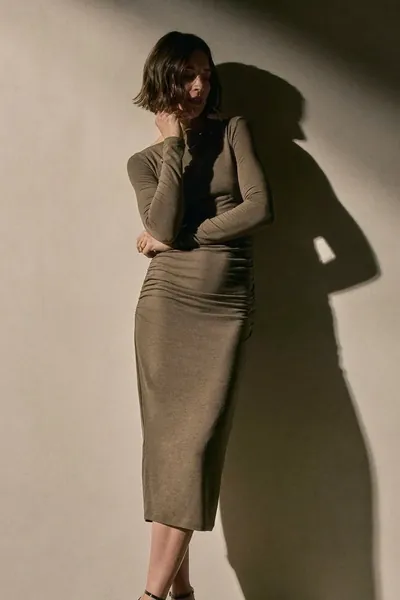 James Perse Kleid Ruched Long Sleeve Dress in Caribou