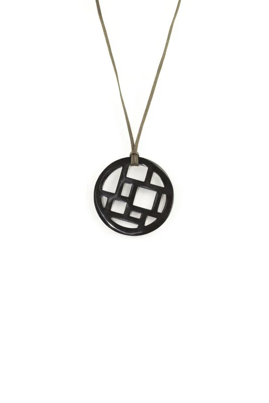 PENDANT IN PLAIN BLACK HORN