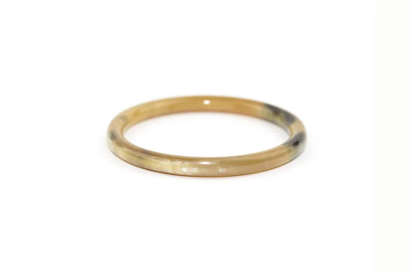 Single band in blond horn